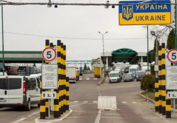 Украинцы-мужчины 18-22 лет получили право выезда за границу. 