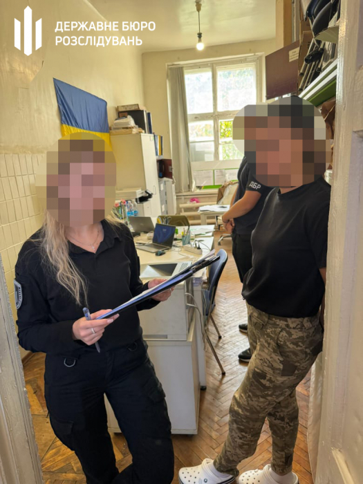 В Харькове сотрудница военной медкомиссии за взятку переводила военных из боевых частей в тыл.