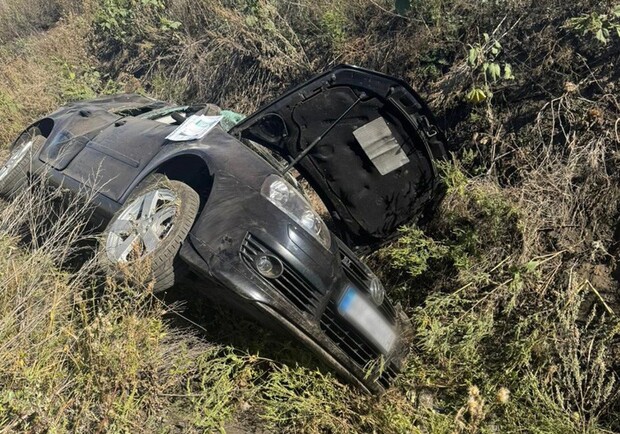 Под Харьковом Volkswagen слетел с дороги и перевернулся, пострадал двухлетний пассажир. 