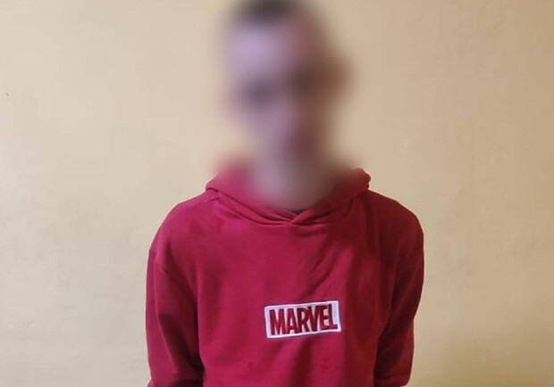 В Харькове задержали молодого человека, который с ножом напал на продавщицу магазина. Фото: Нацполиция