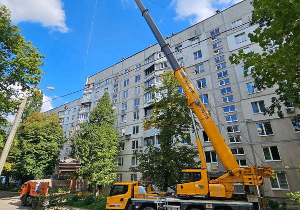 На Салтовке восстанавливают поврежденную обстрелом девятиэтажку. 