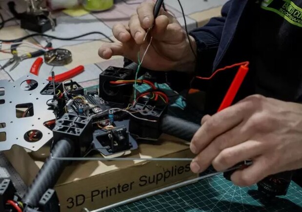 В Казачьей Лопани двое мужчин погибли, пытаясь разобрать найденный FPV-дрон. Фото иллюстративный: Reuters
