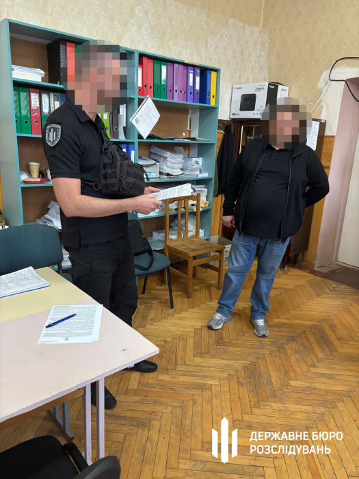В Харькове сотрудница военной медкомиссии за взятку переводила военных из боевых частей в тыл.