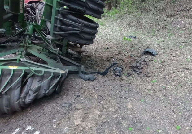 Под Харьковом во время работы на поле подорвался трактор. 