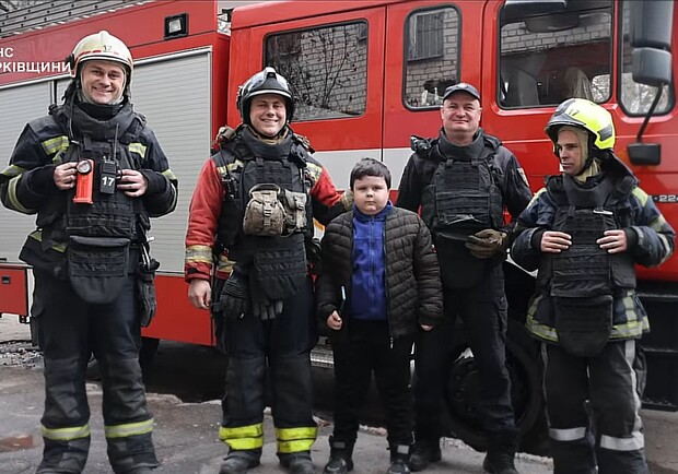 В Харькове 8-летний мальчик сумел вызвать спасателей, когда в квартире замкнуло проводку. 