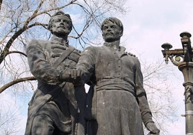 В Харькове активисты угрожают разбить советский памятник "дружбе народов". 