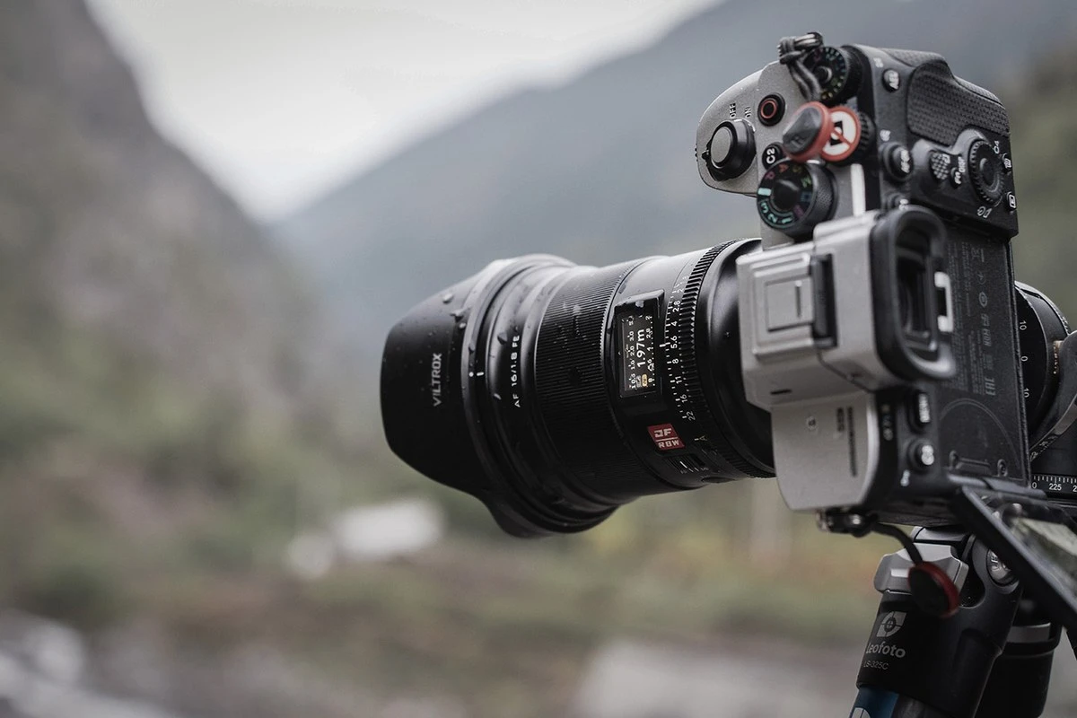 Об'єктив Viltrox AF 16mm f/1.8 FE на камері під дощем із працюючим LCD-дисплеєм на карбоновому штативі Leofoto