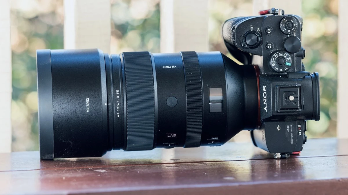 Телеоб'єктив Viltrox AF 135mm f/1.8 LAB FE з блендою, перемикачем Click On/Off та шильдиком LAB на камері Sony Alpha