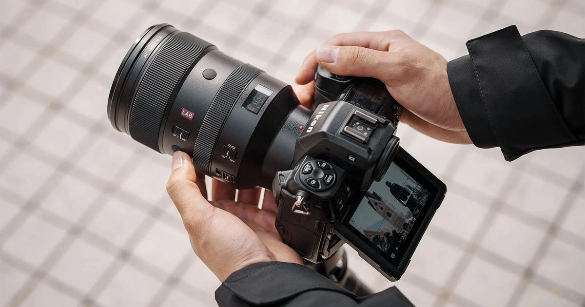 Об'єктив Viltrox AF 135mm f/1.8 LAB з індикацією дистанції 11.5 м на бічному OLED-екрані та перемикачем AF/MF